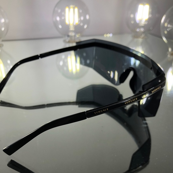 BLACK VERSACE LIMITED EDITION VISOR SUNGLASSES - Picture 2 of 6